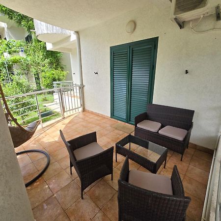 Roman Garden Apartment Рисан Экстерьер фото