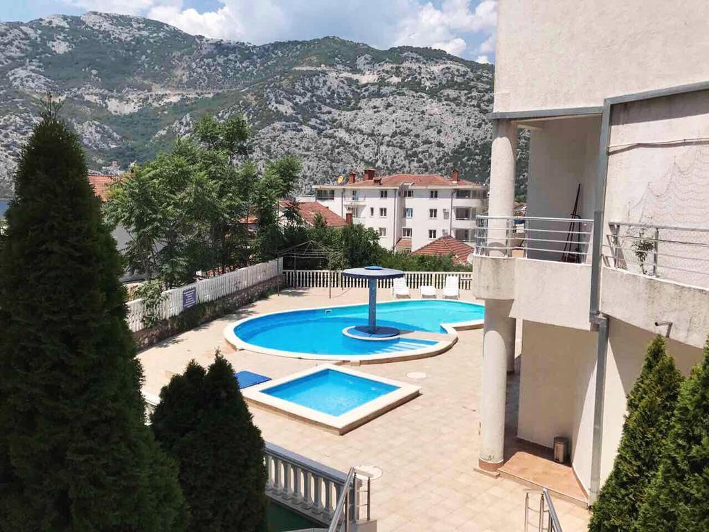 Roman Garden Apartment Рисан Экстерьер фото